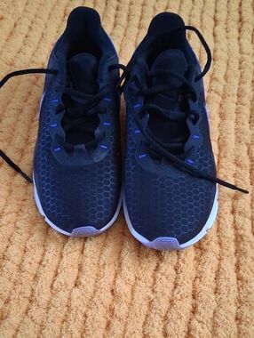 Womens Black Athletic Nike Sneakers - Lightweight Everyday Shoe